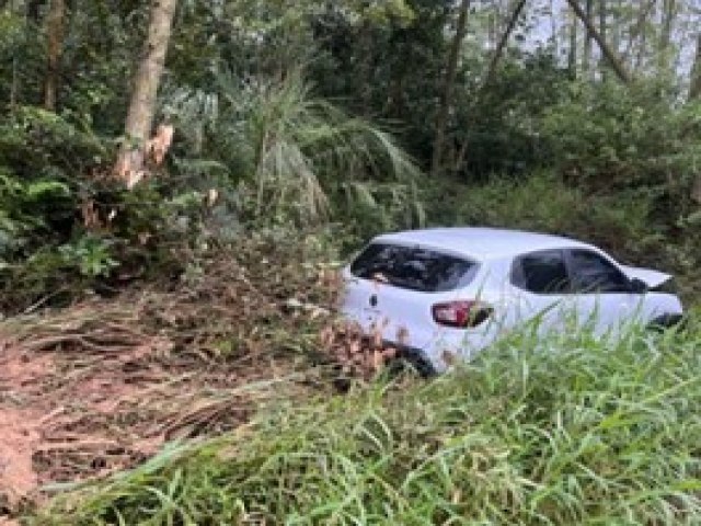 Idoso perde a conscincia e bate carro em barranco em Jaguaruna