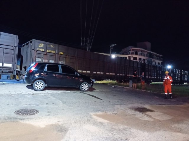 Carro colide contra trem no Centro de Jaguaruna