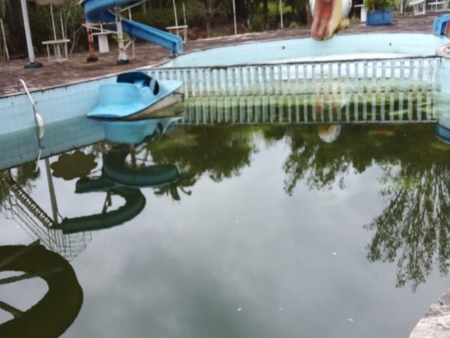 Parque aqutico abandonado da Guarda preocupa populao por piscinas com gua parada