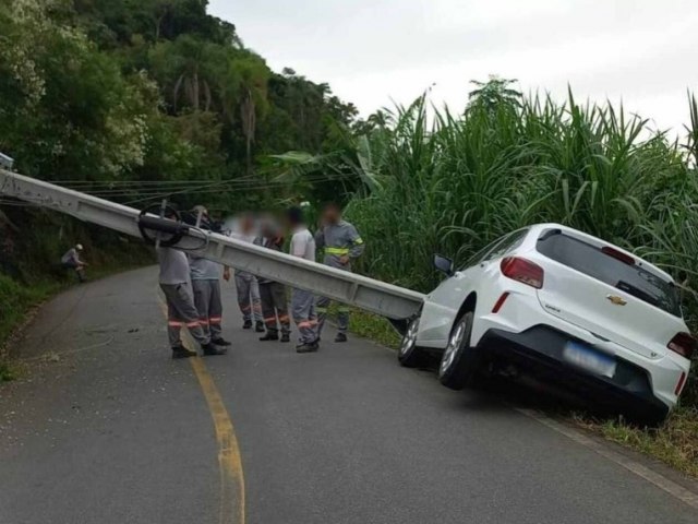 Laguna: Carro bate em poste e mais de 760 imveis ficam sem energia em distrito