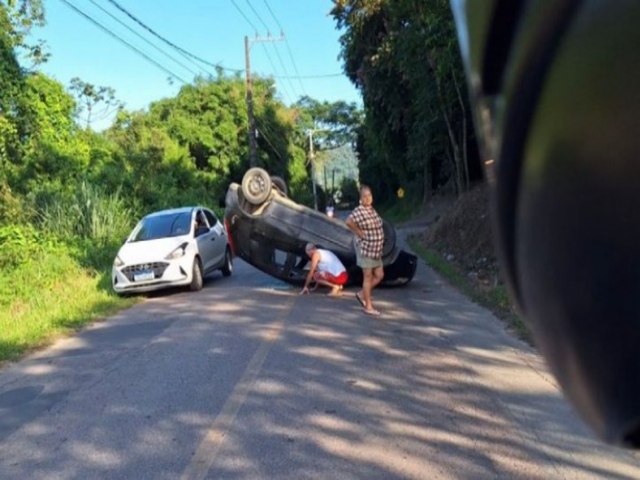 Veculo capota em curva no Bairro So Joo (ME) em Tubaro