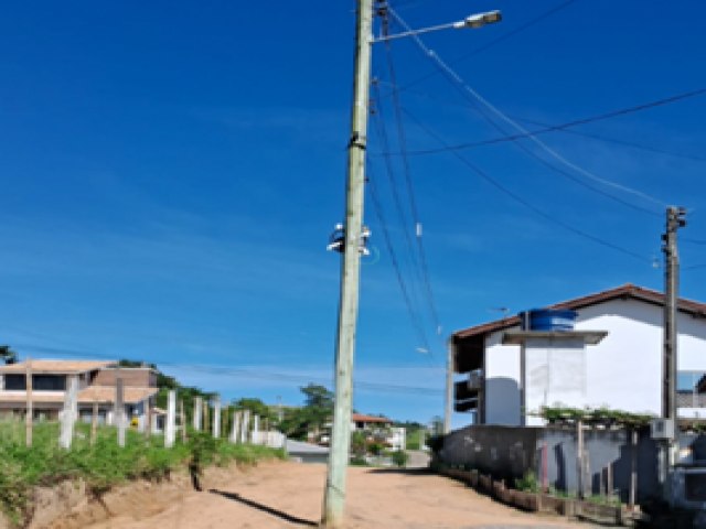 Poste no meio da rua causa transtornos aos moradores de Pescaria Brava