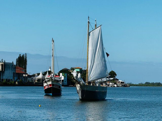 BARCOS HISTRICOS CHEGAM PARA A TOMADA DE LAGUNA