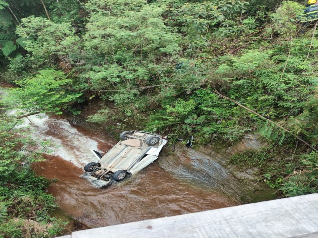 Carro cai de ponte de 30 metros de altura e motorista  levado ao hospital de helicptero