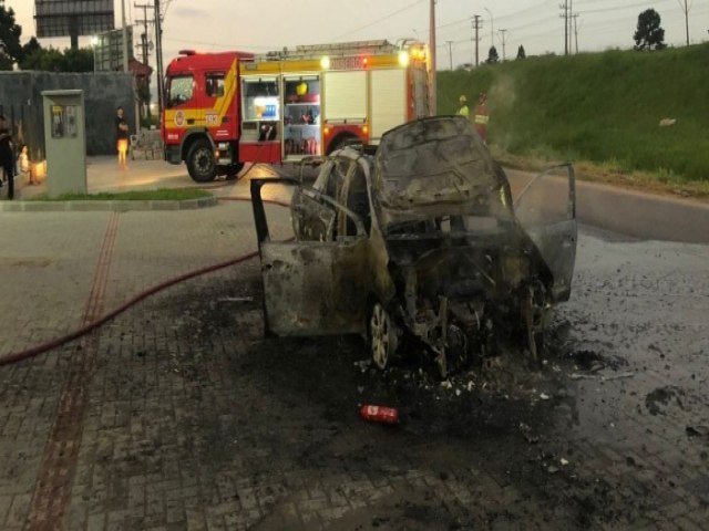 Incndio destri carro na BR-101 em Imbituba