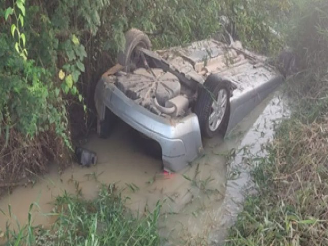 Morro da Fumaa: Carro capota em valo, motorista fica submerso preso s ferragens e  hospitalizado