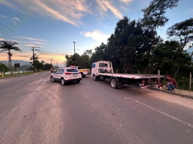 Jovem de 23 anos morre aps perder controle de moto e bater em poste