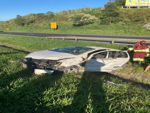 Idosa perde o controle, capota o carro e fica ferida na BR-101