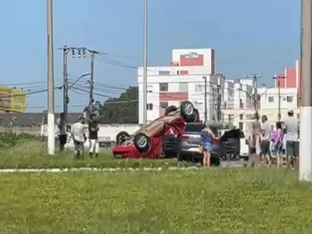 Aps coliso, carro capota na avenida Marronzinho