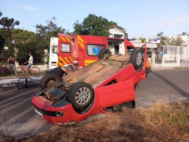 Motorista fica presa no cinto de segurana aps capotar carro em Turvo