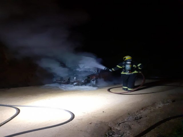 Motorista sofre queimaduras aps carro pegar fogo