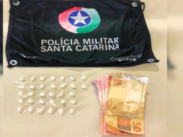 Com ajuda do co policial, homem  preso com 32 pedras de crack em Tubaro