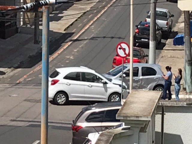 Mais um acidente: veculos colidem em esquina do Bairro Humait, em Tubaro