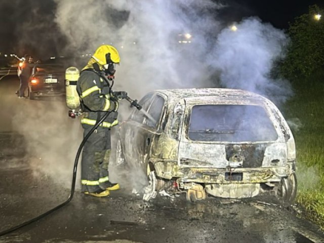 Veculo  destrudo por incndio na marginal da BR-101