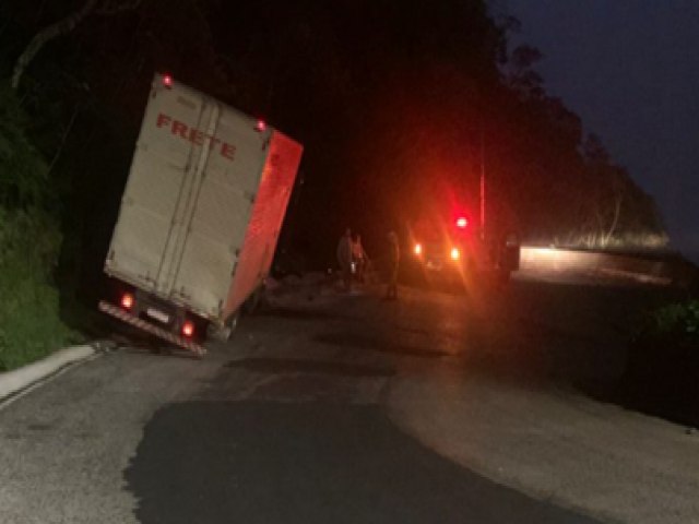 Caminho sem freio atinge paredo e evita tragdia na Serra do Rio do Rastro