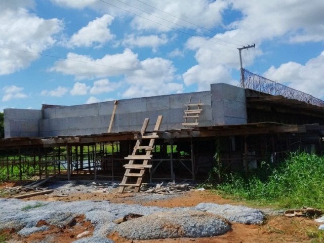 Moradores questionam falta de trabalhadores na construo da ponte da Jabuticabeira, em Jaguaruna