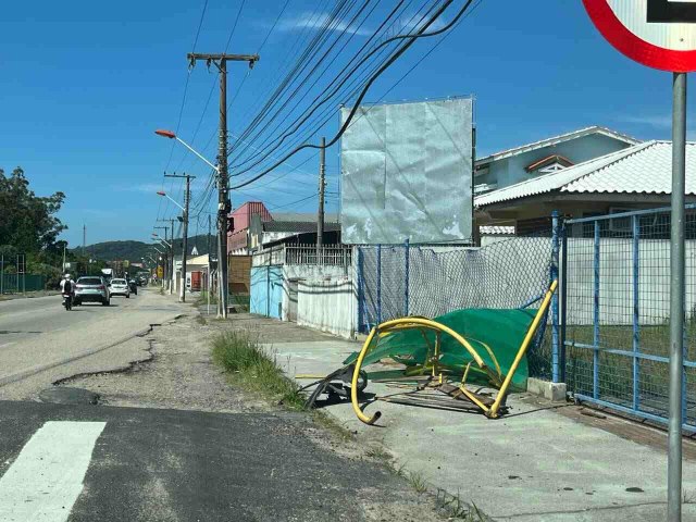 Secretaria de Obras e Transportes informou que tem conhecimento do ocorrido e na segunda-feira, 1, comear os trmites para reposio da estrutura.