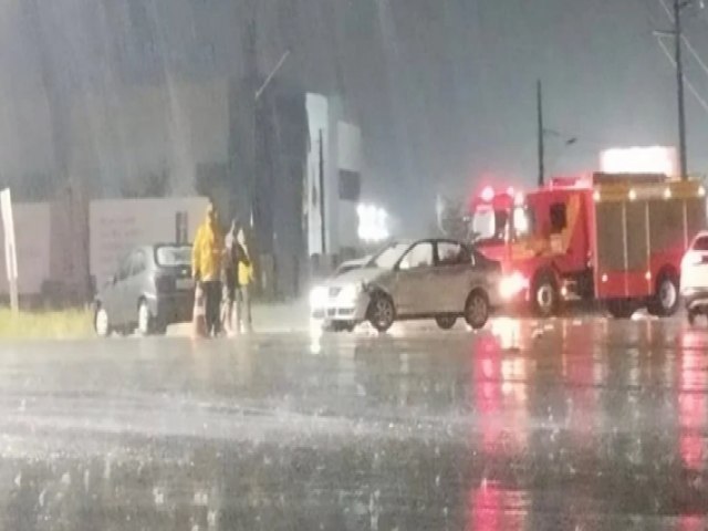 Dois carros colidem na entrada de Laguna