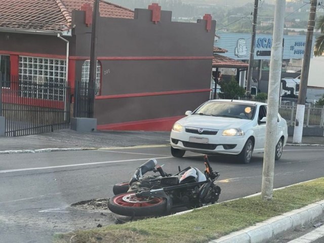 Motociclista sofre ferimentos graves aps colidir contra poste em Orleans