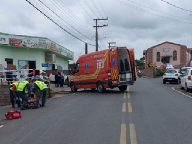 Treze de Maio: motociclista fica ferido em coliso contra carro