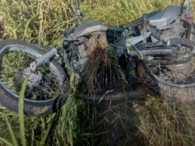 Motociclista de 41 anos morre aps moto bater em poste