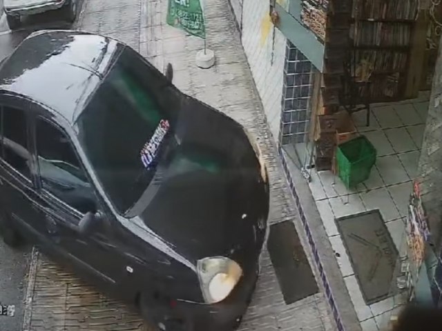 Carro sobe em calada e quase invade sebo em avenida de Tubaro