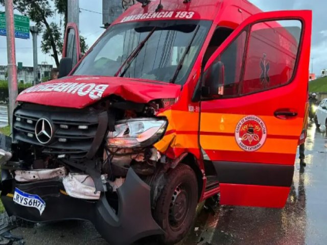 Ambulncia se envolve em acidente enquanto transportava paciente em So Jos