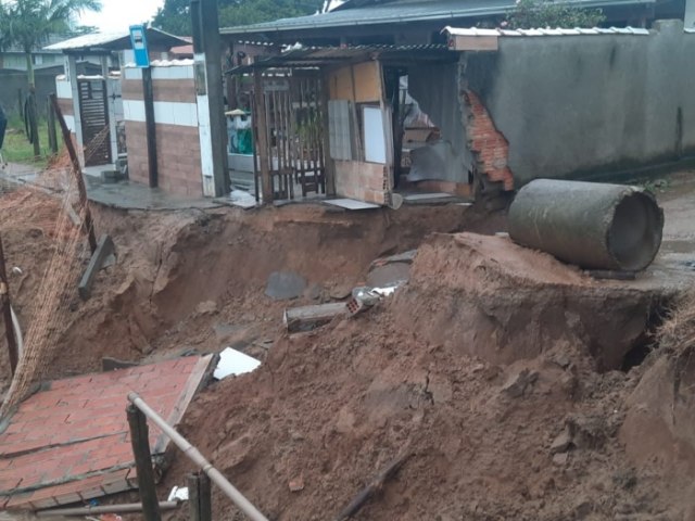 Muro de residncia tomba aps chuva persistente; confira como fica o tempo neste fim de semana na regio