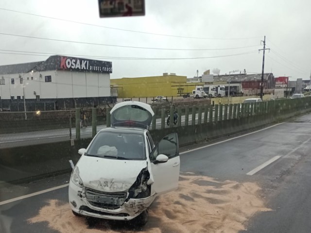 Carro colide em mureta na BR-101 em Tubaro; idoso fica ferido