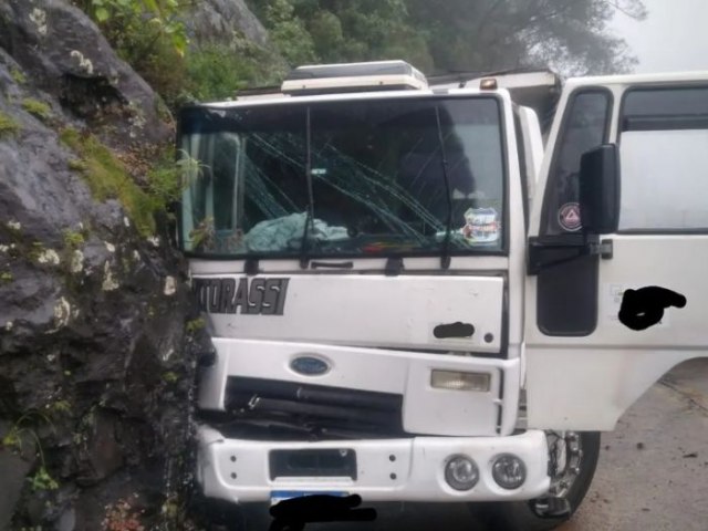 Motorista joga caminho contra paredo da Serra do Rio do Rastro para evitar acidente grave