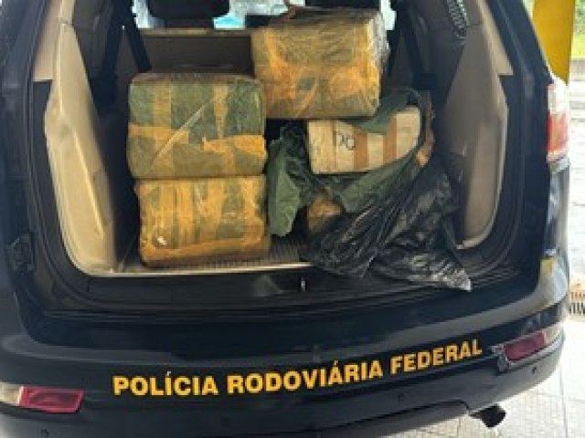 PRF encontra 150kg de maconha em carro acidentado em Araquari