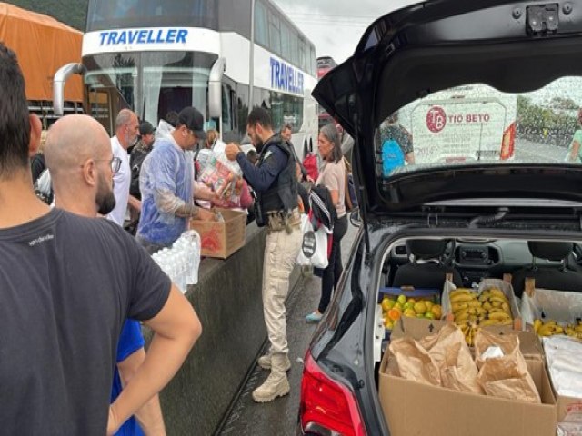 Defesa Civil e PRF vo levar comida para pessoas na fila da BR-101