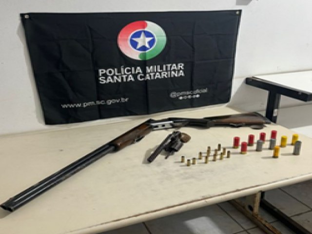 Morador  preso com duas armas de fogo escondidas em casa