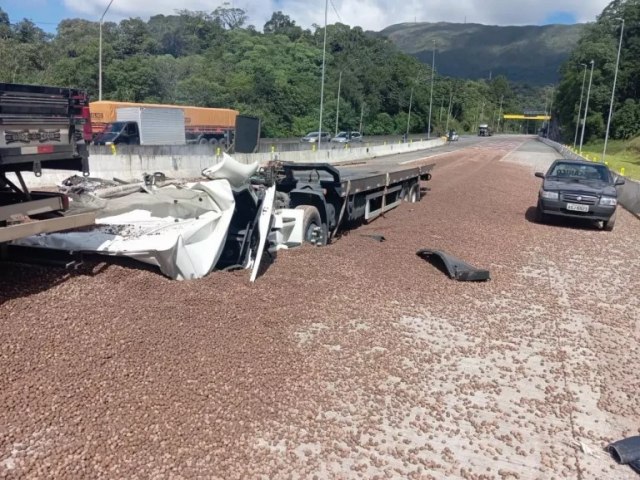 Motorista morre esmagado por caminho na rea de escape da BR-376