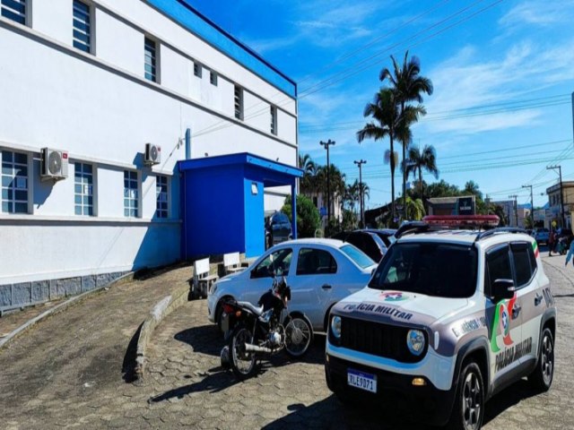 Adolescente que entregava drogas prximo de escola e hospital  apreendido