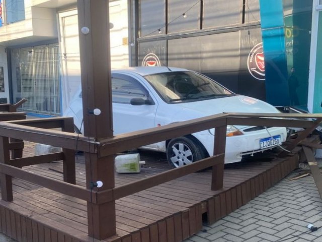 Carro invade petiscaria e destroi deck em Tubaro, ningum se feriu