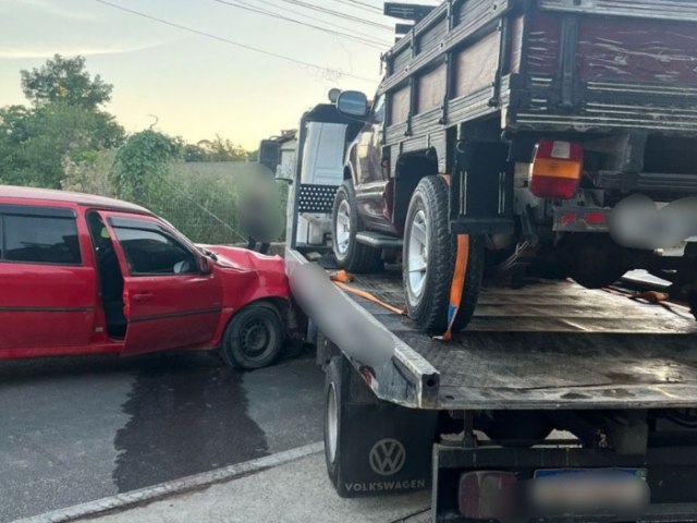 Motorista fica ferido aps coliso entre carro e caminho em Treze de Maio