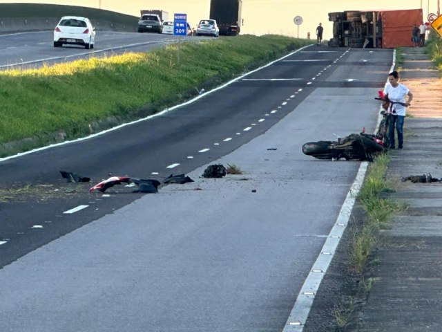 Motociclista morre ao colidir contra mureta na BR-101