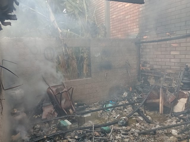 Rancho nos fundos de residncia pega fogo e fica destrudo em Tubaro