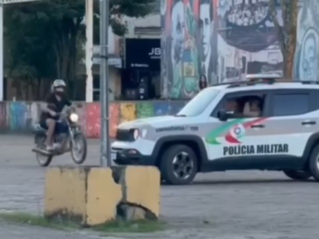 Motociclista  detido aps realizar manobras prximo  viatura em Brao do Norte