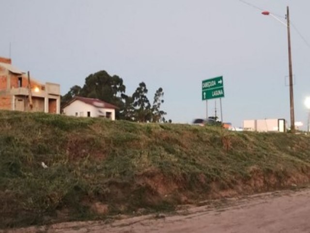 Em Laguna, moradores pem a mo na massa e roam o mato em rodovia de acesso  cidade