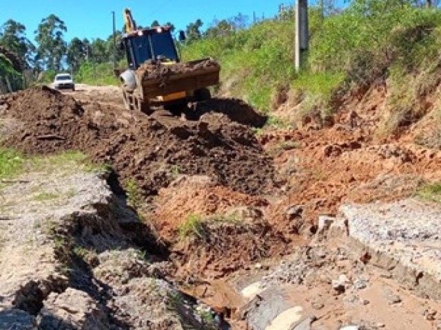 Aps estragos causados pelas fortes chuvas, Imbituba realiza mutiro em ruas do municpio