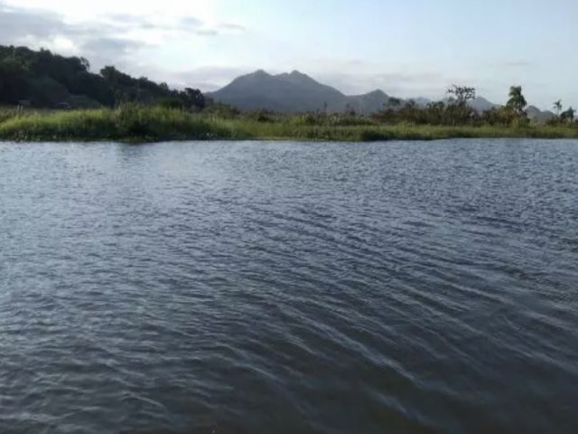 Barco fica  deriva e pescadores so resgatados pelos bombeiros