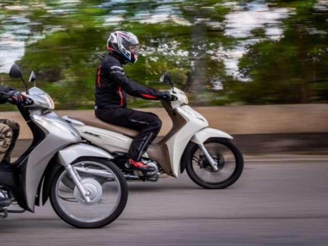 Polcia Militar prende motociclista por trfego em alta velocidade no Centro de Tubaro