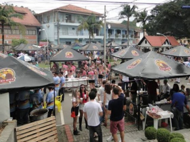 9 Stammtisch ter mais de 30 tendas para encontro de amigos em So Martinho