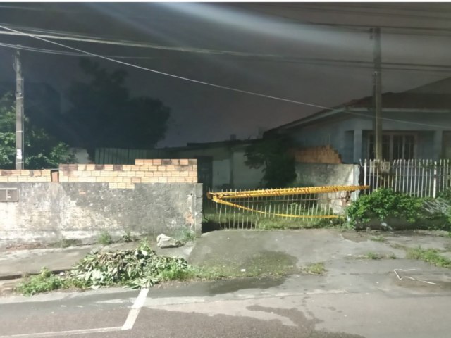 Casa abandonada pega fogo no Bairro Morrotes, em Tubaro