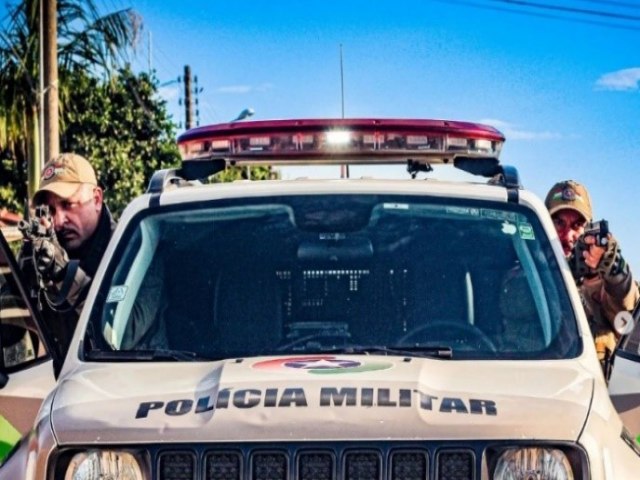 Polcia de Tubaro detm homem com drogas aps denncia de posse de armas de fogo