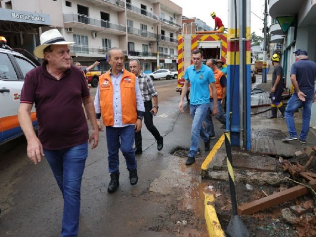 Governador faz visita aos locais atingidos pelas chuvas em SC