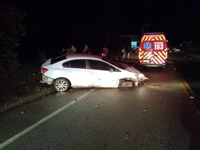 Motorista  ejetado de carro durante capotamento na SC-390