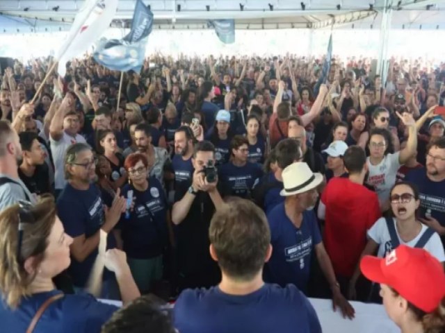 Greve dos professores  suspensa por dois meses em Santa Catarina